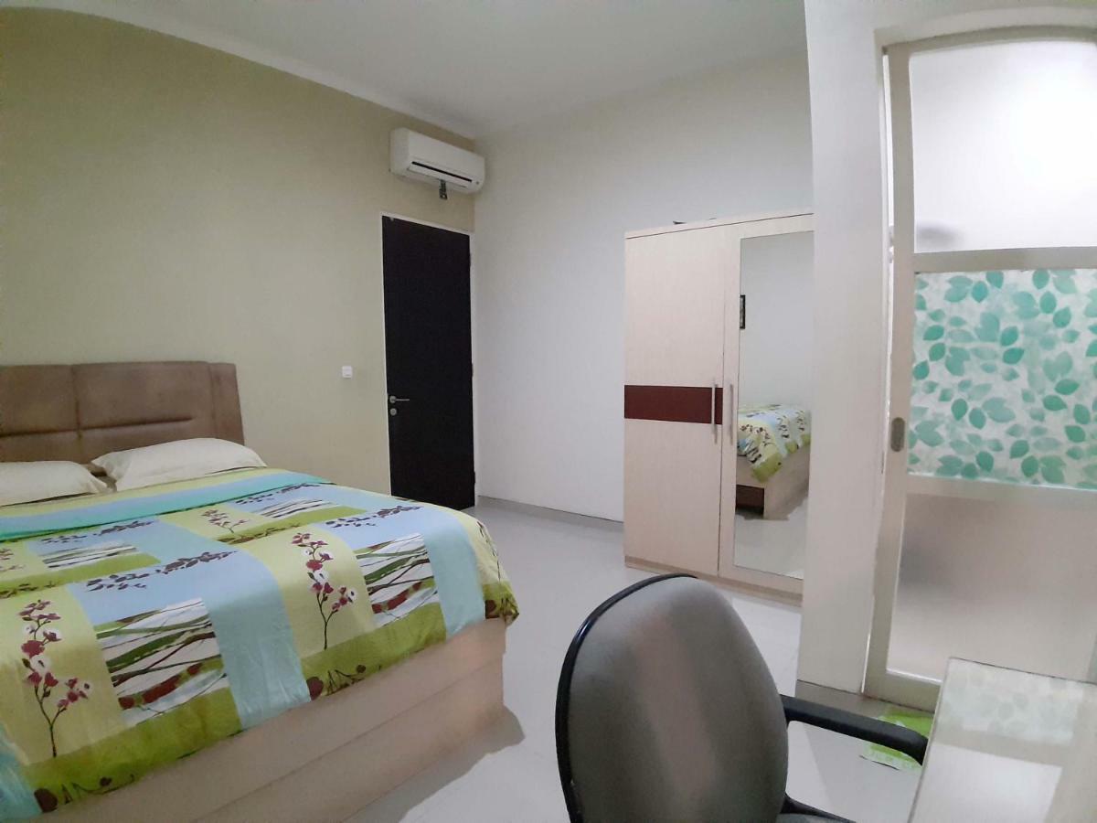 Hotel Ikiru To Live Surabaya Esterno foto