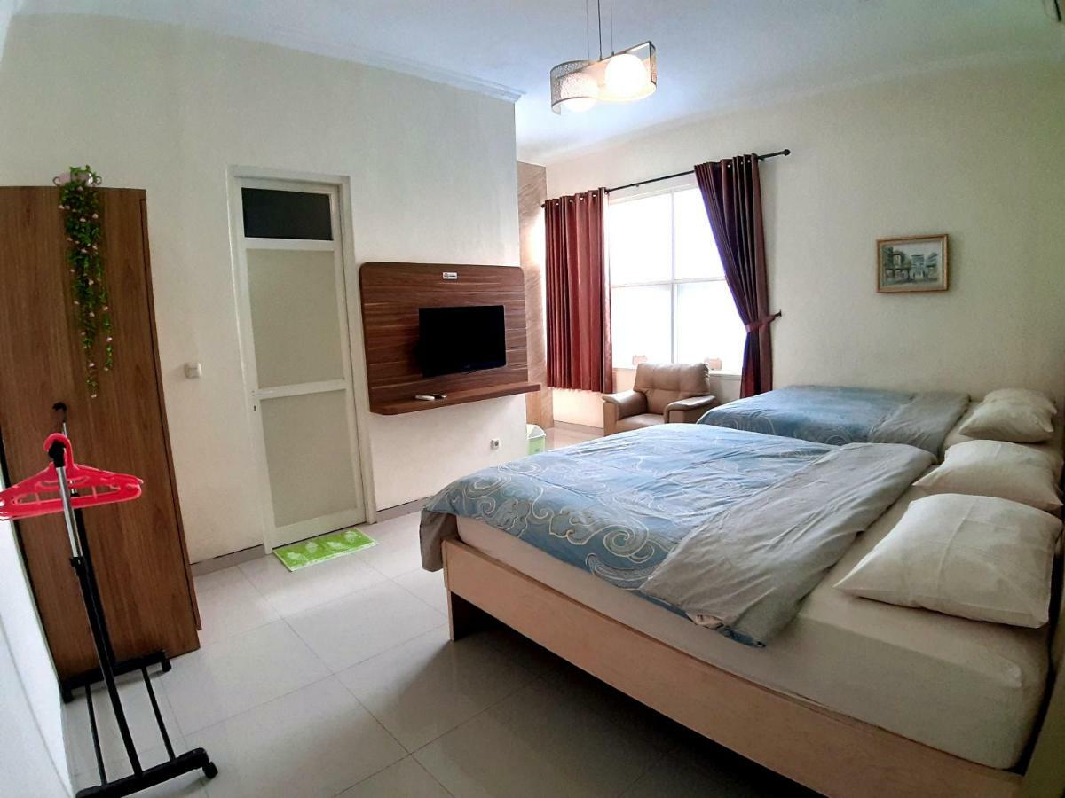 Hotel Ikiru To Live Surabaya Esterno foto